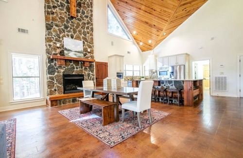 Lafayette County House | The O Stone, 4BR/6Beds Cabin by VelvetDitchVillas