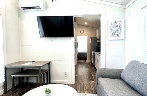 Clermont House | The Oasis House - Pet friendly tiny home on the lake in Clermont