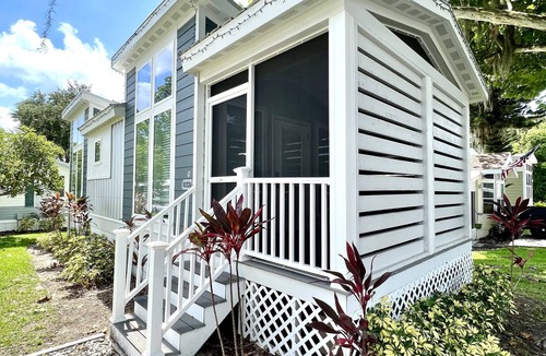 Clermont House | The Oasis House - Pet friendly tiny home on the lake in Clermont