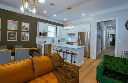 Dixon House | The "Old Fashioned" Luxe Cottage