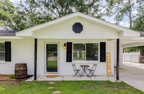 Pooler House | "The Peach" *Family Friendly Oasis *Pets Welcome