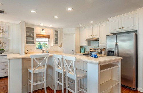 Royal Lagoons House | The Pearl | great rate. amazing dock. steps to shops and dining