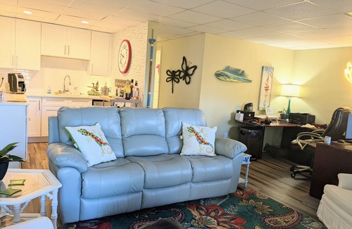Eatonton House | The Pink Dog - MAJOR RENOVATIONS COMPLETED JAN 2023. Lake Sinclair North End.