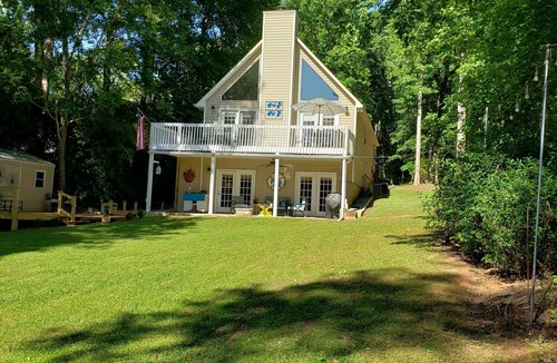 Eatonton House | The Pink Dog - MAJOR RENOVATIONS COMPLETED JAN 2023. Lake Sinclair North End.