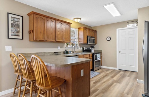 Eatonton House | The Place to Be – Sleeps 16, Kayaks, Hot Tub, Games, Fire Pit + More!