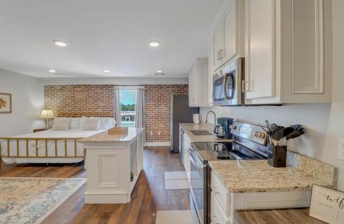 Statesboro Apartment | The Post Suite - above Bull & Barrel Close to GSU