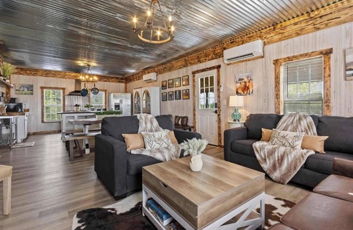 Valley Head House | The Prairie House Retreat, Hot Tub, Family !