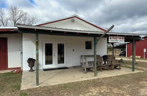 Hattiesburg Apartment | "The Roost" at Thomley's Goats & Glassblowing
