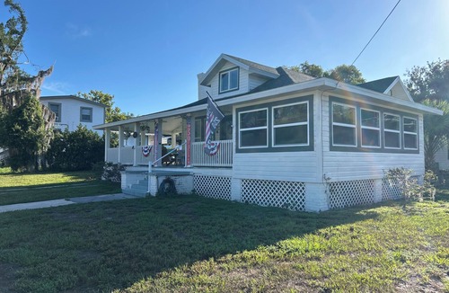 Umatilla House | The Rose on Lakeside Mount Dora-Umatilla 4 Bedrooms 2 1/2 bathrooms Sleeps 10