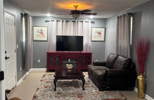 Jacksonville House | The Royal Retreat – Peaceful 3BR Getaway Just minutes from downtown Jacksonville