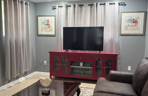 Jacksonville House | The Royal Retreat – Peaceful 3BR Getaway Just minutes from downtown Jacksonville