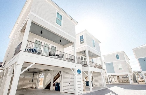 Gulf Shores Cottage | The Sand Haus - Steps to Beach - 7 Separate Beds - Pet Friendly - Pool - Grill