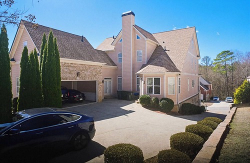 Villa Rica House | The Shady Tree Escape with a free rental car for Major International Sporting Event