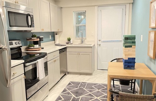 Murray Hill Apartment | The Sky on Post. Walkable, Spotless & Trendy