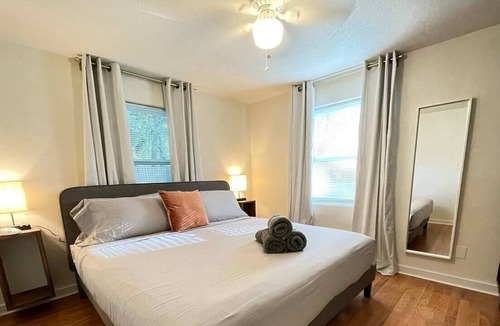Murray Hill Apartment | The Sky on Post. Walkable, Spotless & Trendy