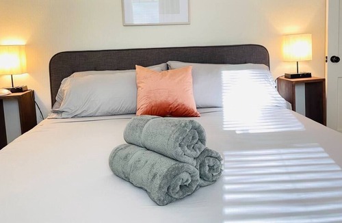 Murray Hill Apartment | The Sky on Post. Walkable, Spotless & Trendy