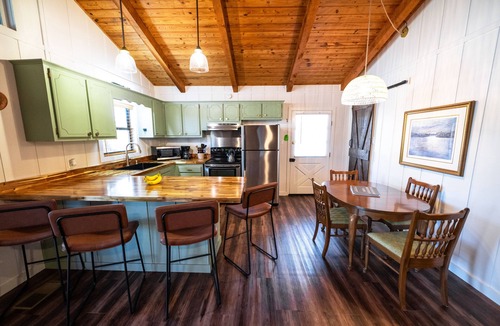 Higden House | “The Sugarloaf Mountain Cabin” A Charming Lakefront Escape!