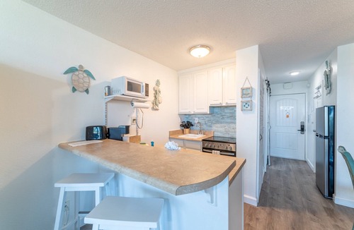 Holiday Beach Condo | The Tip-Sea Turtle Panama City Beach, Beachfront Studio! Sleeps 4