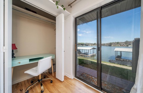 Rockwell Condo | The Vandiver on Lake Hamilton, Bright and Cozy Lakefront Condo