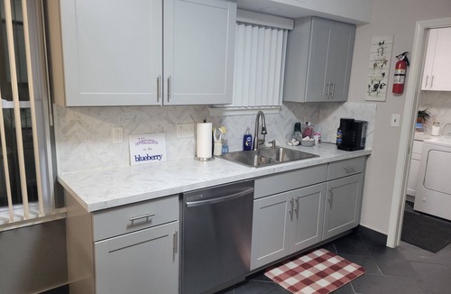 Warren House | The Warren BlueBerry!n15 min away Downtown Detroit