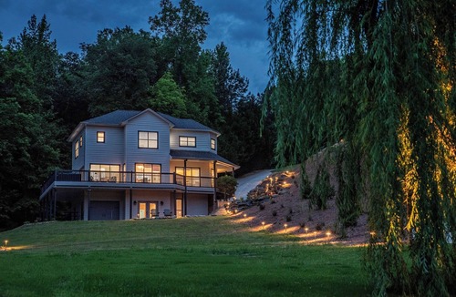 Alexander City House | The Willow at Lake Martin-A Spacious Dream Lakeside Retreat
