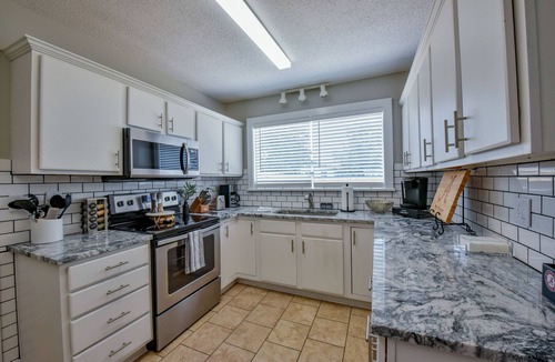 Tuscaloosa House | The Yellow Hammer: Cozy Elegance Near Bryant-Denny!