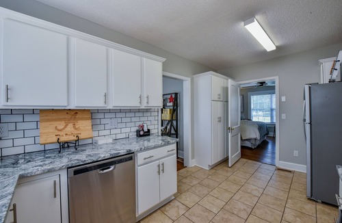 Tuscaloosa House | The Yellow Hammer: Cozy Elegance Near Bryant-Denny!