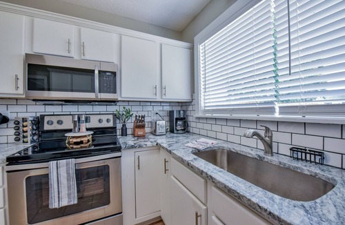 Tuscaloosa House | The Yellow Hammer: Cozy Elegance Near Bryant-Denny!