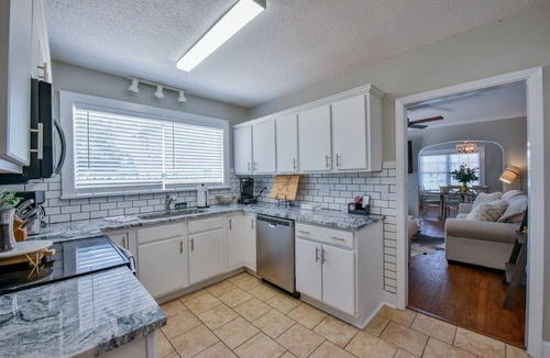 Tuscaloosa House | The Yellow Hammer: Cozy Elegance Near Bryant-Denny!
