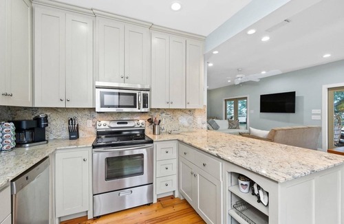 Alabama Gulf Coast Cottage | This quiet, cozy cottage on Mobile bay features a screened porch, Outdoor Grilling, Private pier, Bunk Beds and Sleeps 8!
