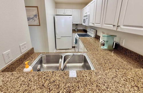 Innerarity Townhomes House | Tideaway: Great Views, 2 Kayaks, SUP, pool & more!