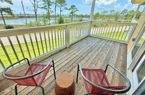 Innerarity Townhomes House | Tideaway: Great Views, 2 Kayaks, SUP, pool & more!