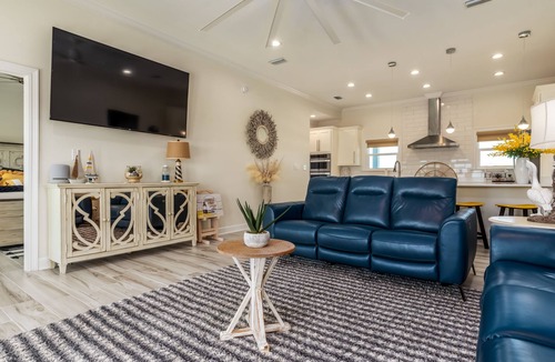 Dauphin Island House | Tides Inn | Private Pool. Nightly stays in summer