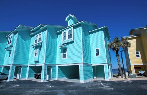 Innerarity Townhomes House | Tiki Hut: Waterfront, Amazing Views, & 2 Kayaks!