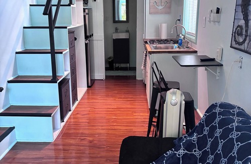Cantonment House | TINY home hideaway nestled in tree’s close to Pensacola FL. Pets welcome!