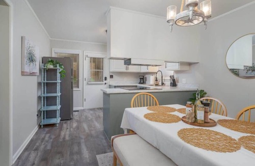 Northport House | Tipsy Tide - 2.9 miles to UA - 6 HDTVs!