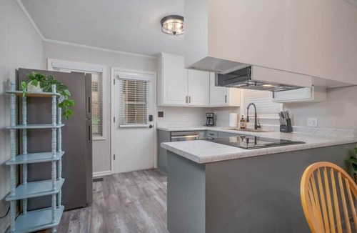 Northport House | Tipsy Tide - 2.9 miles to UA - 6 HDTVs!