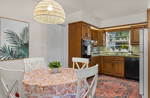 Florence House | Top 5% Downtown Florence Retreat: 3 Large Rooms, Desk, Safe, Clean, Pet Friendly