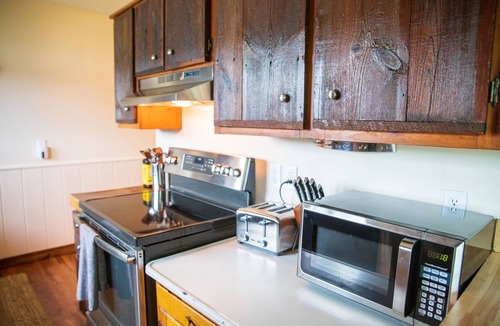 Wetmore House | Town Lake Hideaway: Sun, Fun & Lakeside Bliss – Your Perfect Summer Escape!