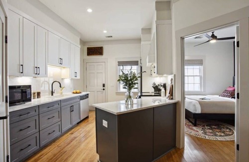 Old West Broad Neighborhood Condo | Townhomes Combo Near Forsyth Park, Parking