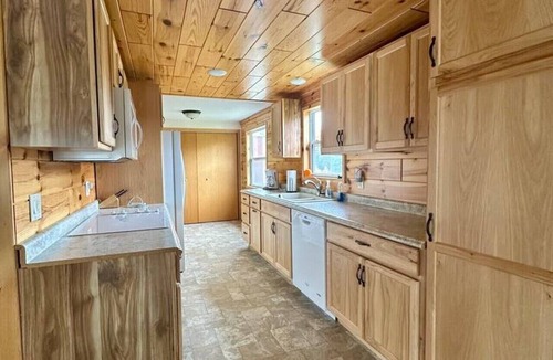 Newberry House | Trailhead Haven~Explore & Unwind