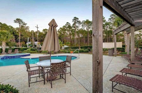 Gulf Park Estates Condo | Tranquil 2-bedroom condo in Ocean Springs with fitness room, WiFi