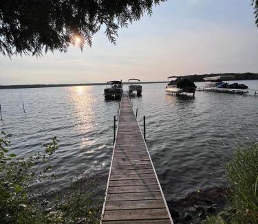 Grawn House | Tranquil 5-BR Lake House Near Duck Lake TC ➠7570