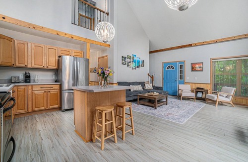 Grawn House | 🏡 Tranquil 5-BR Lake House | Near Duck Lake & TC ➠7570!