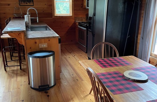 Ellijay Cabin | Tranquility and sunrise mountain views. Mins to town!