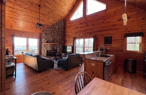 Ellijay Cabin | Tranquility and sunrise mountain views. Mins to town!