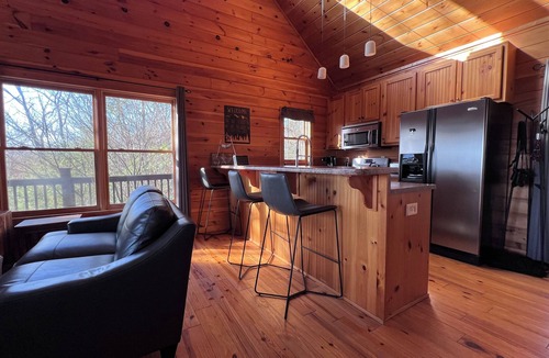 Ellijay Cabin | Tranquility and sunrise mountain views. Mins to town!