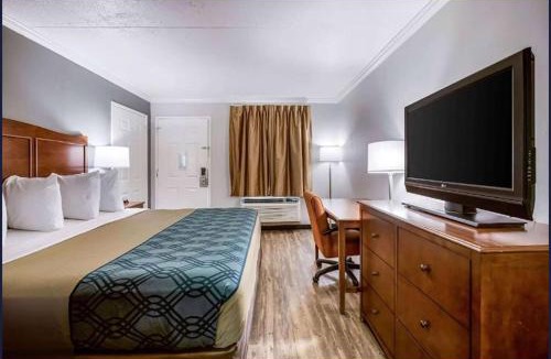 Canton Hotel | Travelodge by Wyndham Canton-Livonia Area, MI