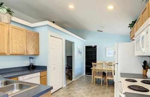 Florida Pines House | Tropical Family Retreat with Gameroom Florida Pines, Davenport 4BR 2BA by RedAwning