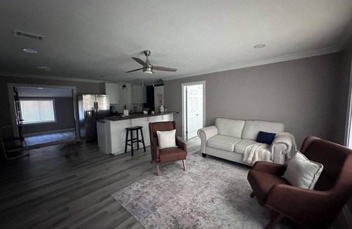 Elberta House | tTree Line Escape 20 Mins to Beaches Cozy + Spacious